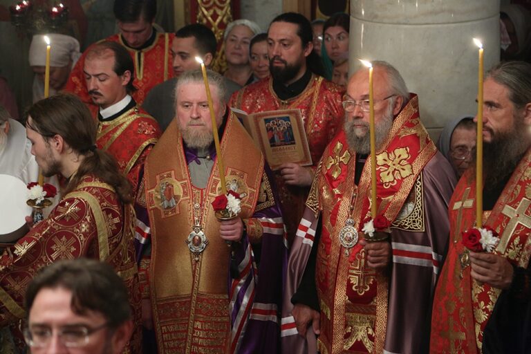 Митрополит Кирилл в сослужении архиереев и духовенства совершил малую вечерню с акафистом  святым Царственным страстотерпцам, а после Всенощное бдение в Храме-на-Крови