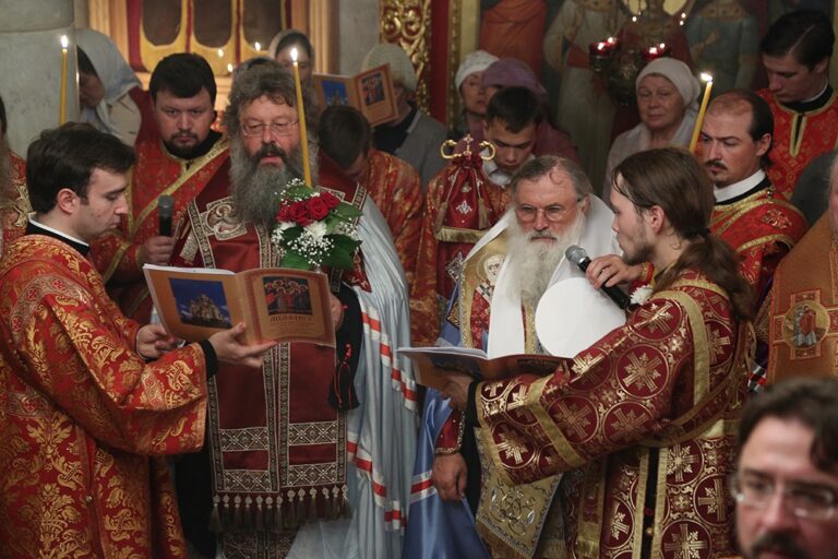 Митрополит Кирилл в сослужении архиереев и духовенства совершил малую вечерню с акафистом  святым Царственным страстотерпцам, а после Всенощное бдение в Храме-на-Крови