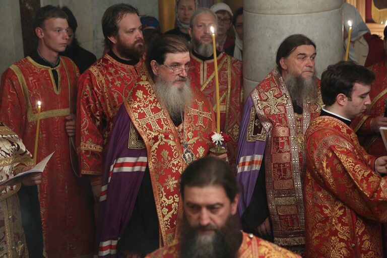 Митрополит Кирилл в сослужении архиереев и духовенства совершил малую вечерню с акафистом  святым Царственным страстотерпцам, а после Всенощное бдение в Храме-на-Крови