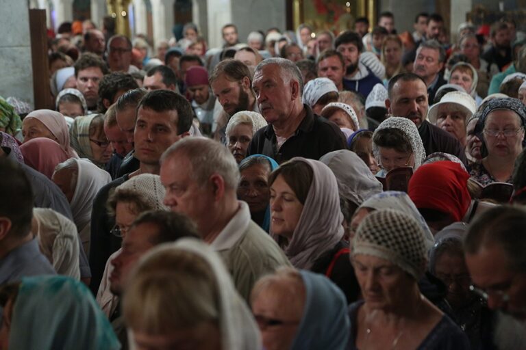 Митрополит Кирилл в сослужении архиереев и духовенства совершил малую вечерню с акафистом  святым Царственным страстотерпцам, а после Всенощное бдение в Храме-на-Крови