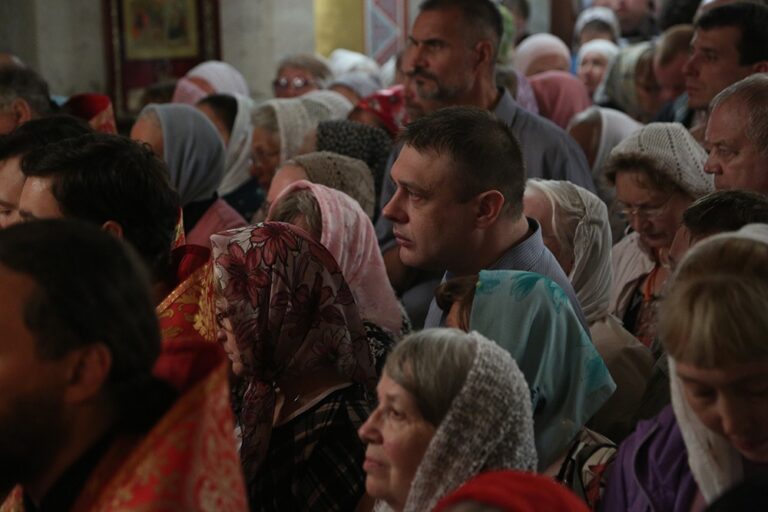 Митрополит Кирилл в сослужении архиереев и духовенства совершил малую вечерню с акафистом  святым Царственным страстотерпцам, а после Всенощное бдение в Храме-на-Крови