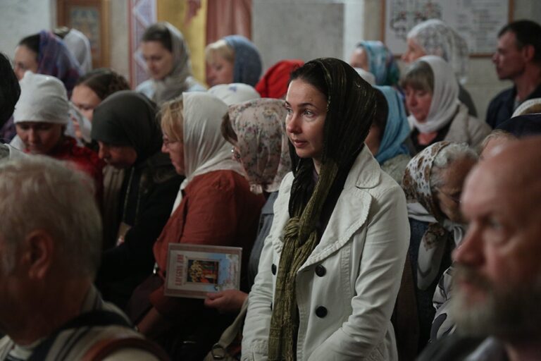 Митрополит Кирилл в сослужении архиереев и духовенства совершил малую вечерню с акафистом  святым Царственным страстотерпцам, а после Всенощное бдение в Храме-на-Крови