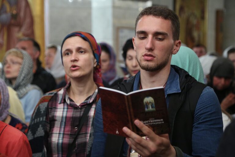 Митрополит Кирилл в сослужении архиереев и духовенства совершил малую вечерню с акафистом  святым Царственным страстотерпцам, а после Всенощное бдение в Храме-на-Крови