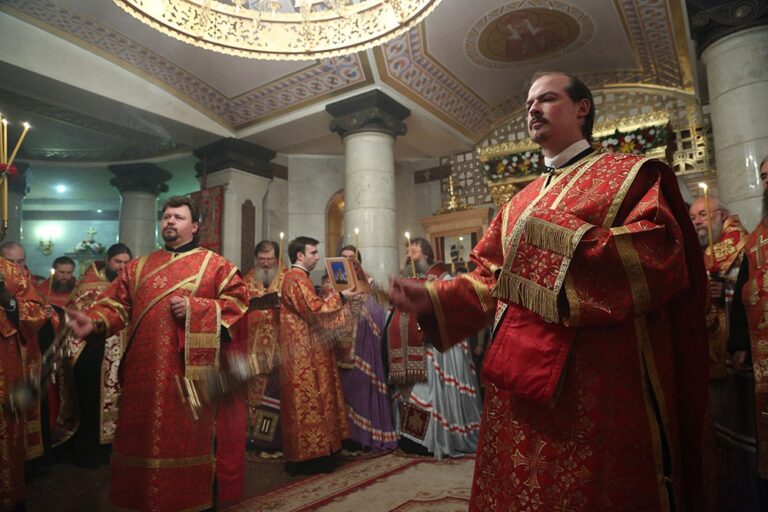 Митрополит Кирилл в сослужении архиереев и духовенства совершил малую вечерню с акафистом  святым Царственным страстотерпцам, а после Всенощное бдение в Храме-на-Крови