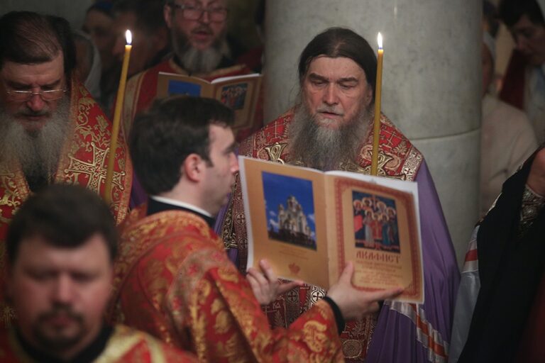 Митрополит Кирилл в сослужении архиереев и духовенства совершил малую вечерню с акафистом  святым Царственным страстотерпцам, а после Всенощное бдение в Храме-на-Крови