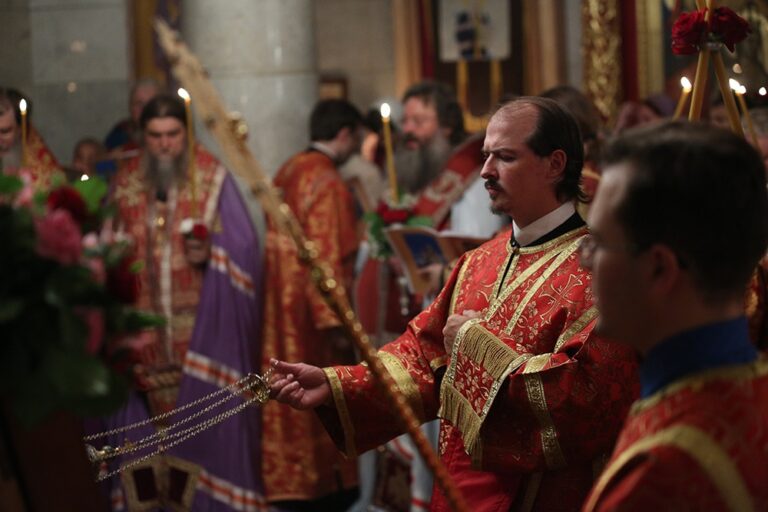 Митрополит Кирилл в сослужении архиереев и духовенства совершил малую вечерню с акафистом  святым Царственным страстотерпцам, а после Всенощное бдение в Храме-на-Крови