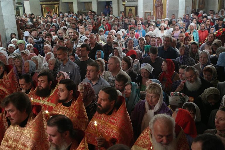 Митрополит Кирилл в сослужении архиереев и духовенства совершил малую вечерню с акафистом  святым Царственным страстотерпцам, а после Всенощное бдение в Храме-на-Крови