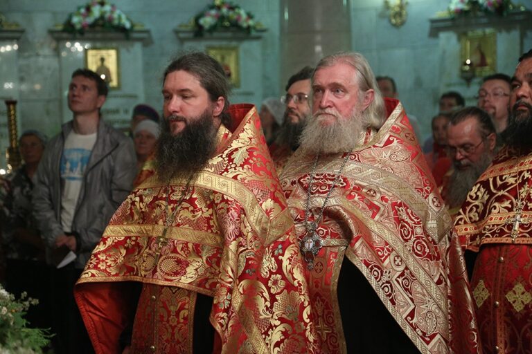 Митрополит Кирилл в сослужении архиереев и духовенства совершил малую вечерню с акафистом  святым Царственным страстотерпцам, а после Всенощное бдение в Храме-на-Крови