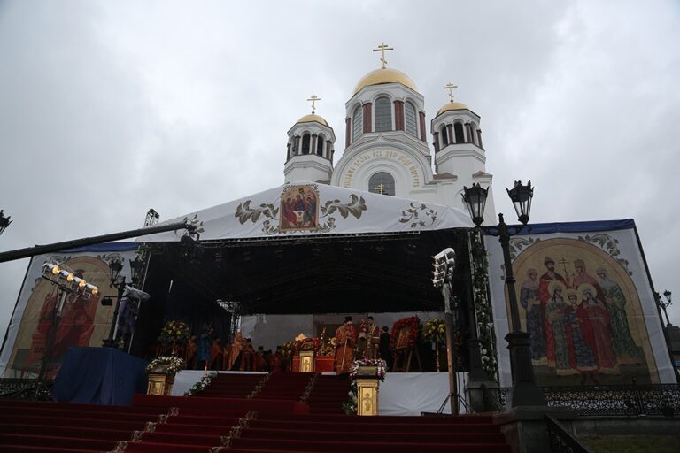 Митрополит Кирилл в сослужении архиереев и духовенства совершил малую вечерню с акафистом  святым Царственным страстотерпцам, а после Всенощное бдение в Храме-на-Крови