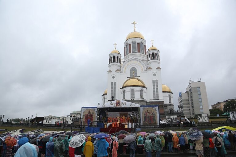 Митрополит Кирилл в сослужении архиереев и духовенства совершил малую вечерню с акафистом  святым Царственным страстотерпцам, а после Всенощное бдение в Храме-на-Крови