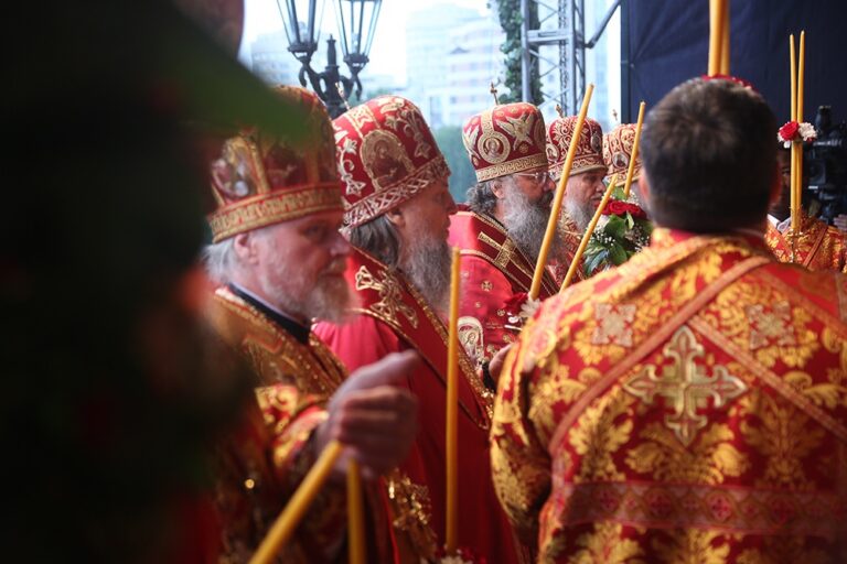 Митрополит Кирилл в сослужении архиереев и духовенства совершил малую вечерню с акафистом  святым Царственным страстотерпцам, а после Всенощное бдение в Храме-на-Крови