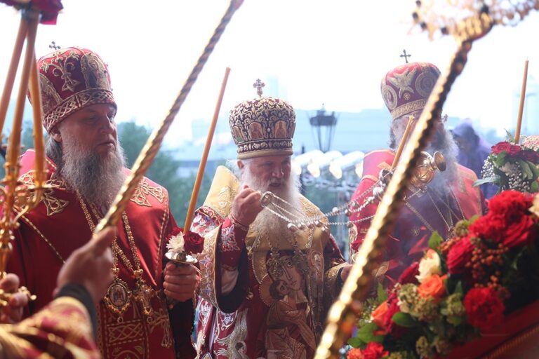 Митрополит Кирилл в сослужении архиереев и духовенства совершил малую вечерню с акафистом  святым Царственным страстотерпцам, а после Всенощное бдение в Храме-на-Крови