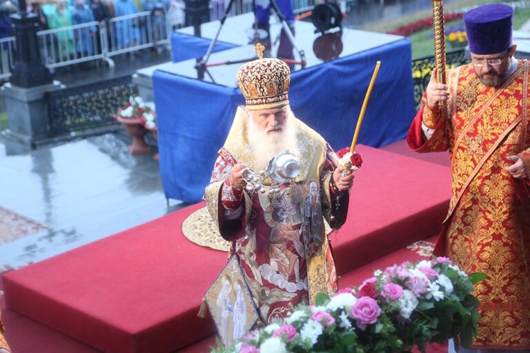 Митрополит Кирилл в сослужении архиереев и духовенства совершил малую вечерню с акафистом  святым Царственным страстотерпцам, а после Всенощное бдение в Храме-на-Крови