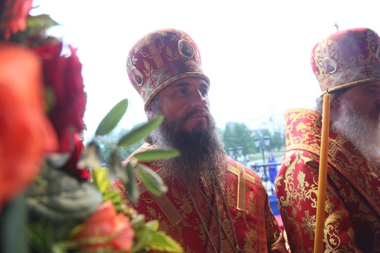 Митрополит Кирилл в сослужении архиереев и духовенства совершил малую вечерню с акафистом  святым Царственным страстотерпцам, а после Всенощное бдение в Храме-на-Крови