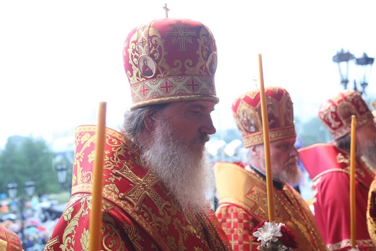Митрополит Кирилл в сослужении архиереев и духовенства совершил малую вечерню с акафистом  святым Царственным страстотерпцам, а после Всенощное бдение в Храме-на-Крови