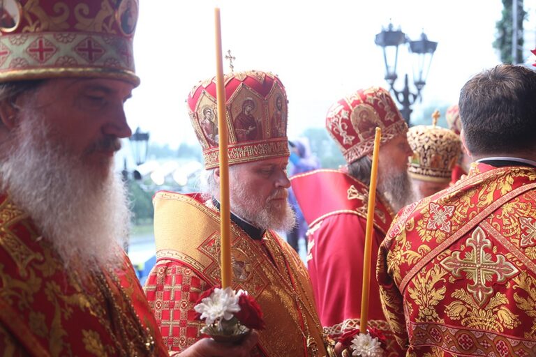 Митрополит Кирилл в сослужении архиереев и духовенства совершил малую вечерню с акафистом  святым Царственным страстотерпцам, а после Всенощное бдение в Храме-на-Крови