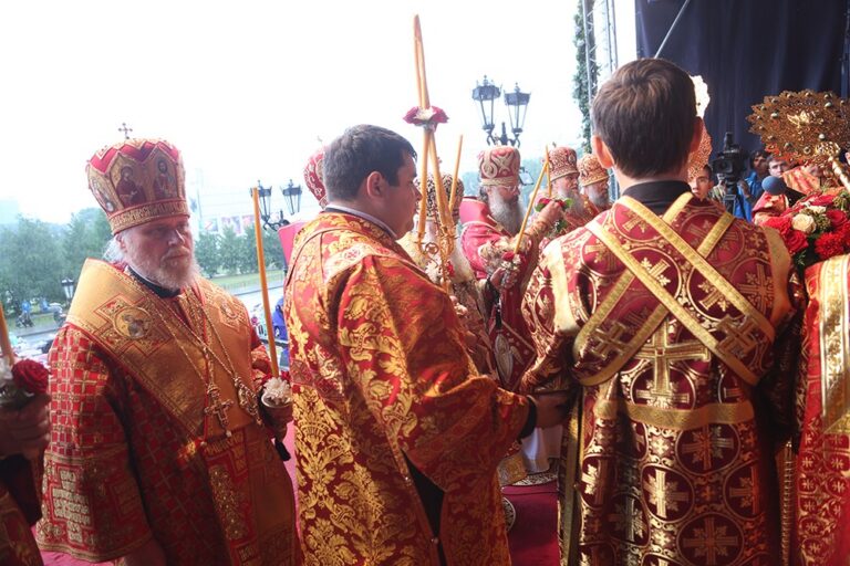 Митрополит Кирилл в сослужении архиереев и духовенства совершил малую вечерню с акафистом  святым Царственным страстотерпцам, а после Всенощное бдение в Храме-на-Крови