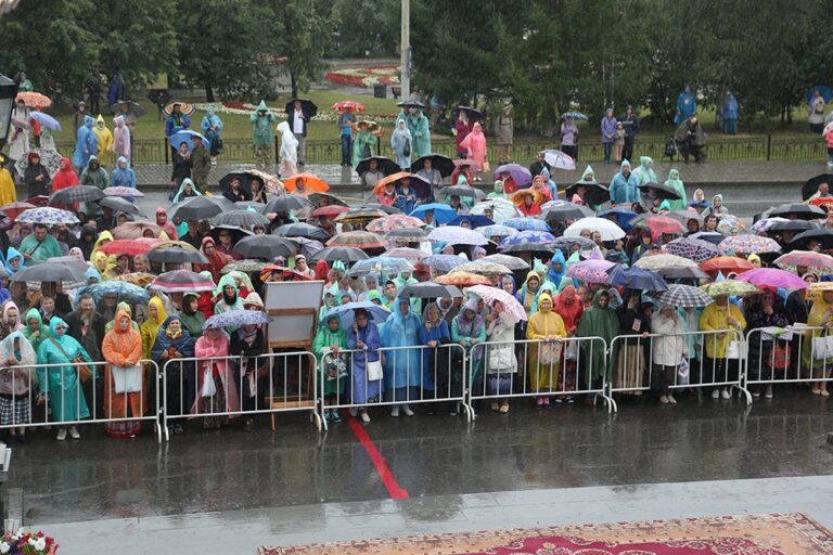 Митрополит Кирилл в сослужении архиереев и духовенства совершил малую вечерню с акафистом  святым Царственным страстотерпцам, а после Всенощное бдение в Храме-на-Крови