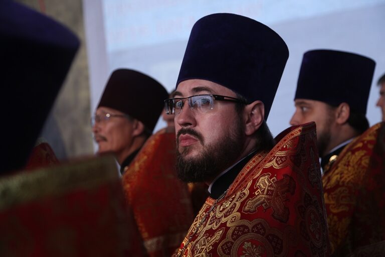 Митрополит Кирилл в сослужении архиереев и духовенства совершил малую вечерню с акафистом  святым Царственным страстотерпцам, а после Всенощное бдение в Храме-на-Крови
