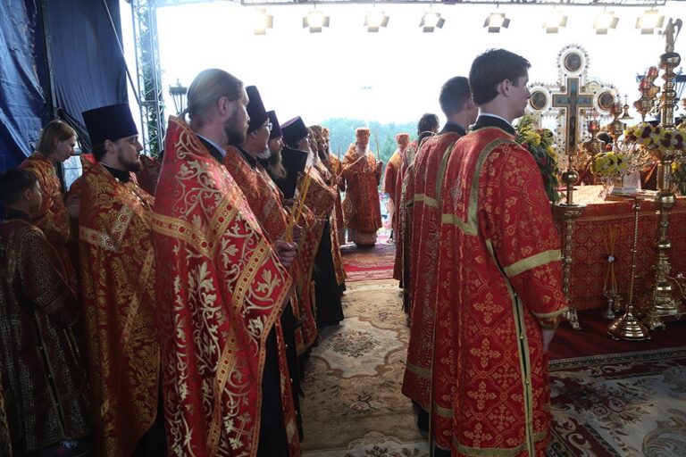 Митрополит Кирилл в сослужении архиереев и духовенства совершил малую вечерню с акафистом  святым Царственным страстотерпцам, а после Всенощное бдение в Храме-на-Крови
