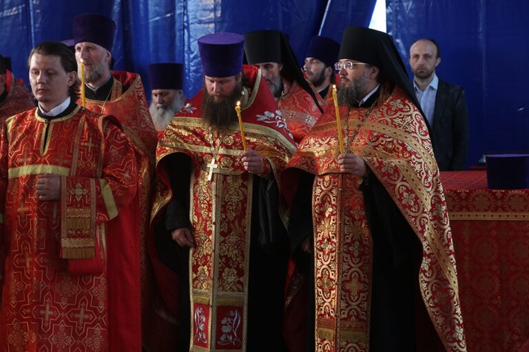 Митрополит Кирилл в сослужении архиереев и духовенства совершил малую вечерню с акафистом  святым Царственным страстотерпцам, а после Всенощное бдение в Храме-на-Крови
