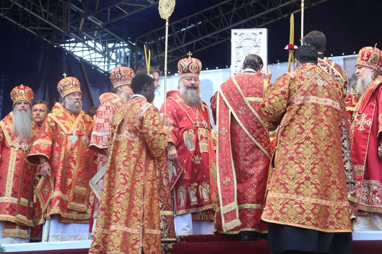 Митрополит Кирилл в сослужении архиереев и духовенства совершил малую вечерню с акафистом  святым Царственным страстотерпцам, а после Всенощное бдение в Храме-на-Крови