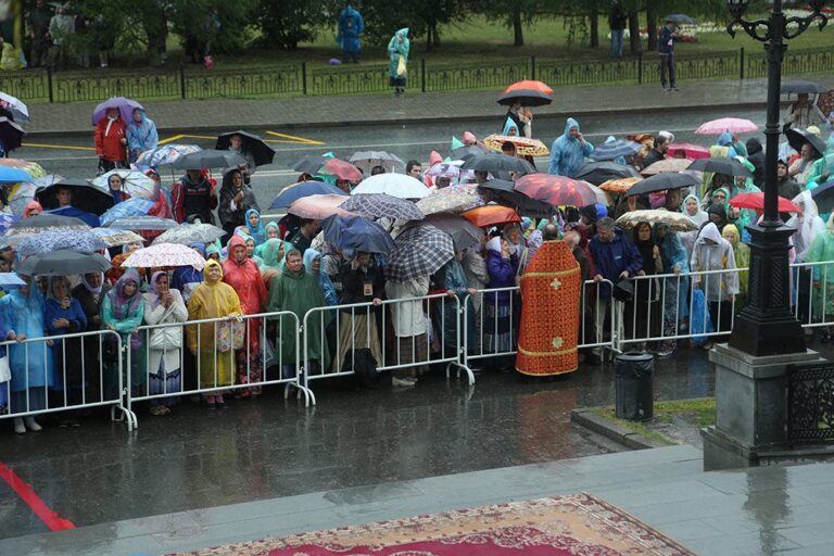Митрополит Кирилл в сослужении архиереев и духовенства совершил малую вечерню с акафистом  святым Царственным страстотерпцам, а после Всенощное бдение в Храме-на-Крови