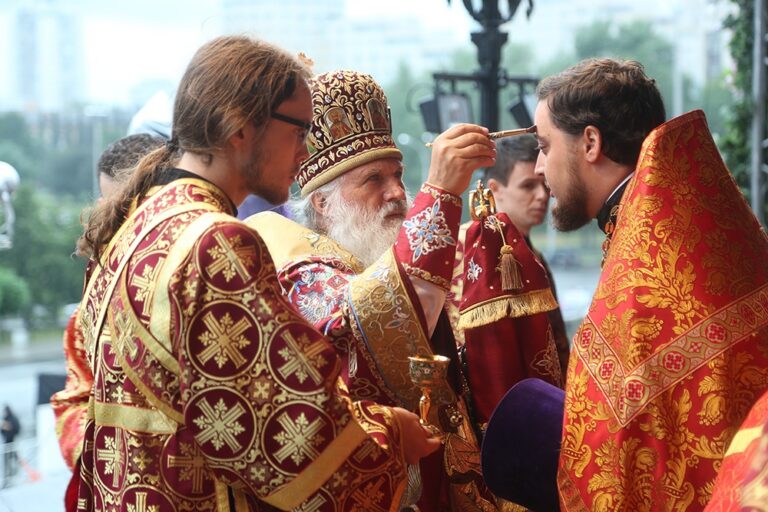 Митрополит Кирилл в сослужении архиереев и духовенства совершил малую вечерню с акафистом  святым Царственным страстотерпцам, а после Всенощное бдение в Храме-на-Крови