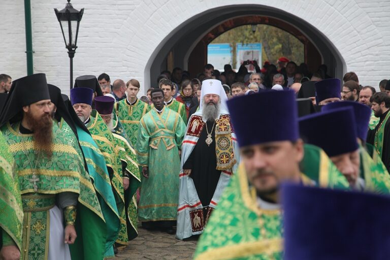 В день празднования перенесения мощей святого праведного Симеона Верхотурского Преосвященные архипастыри совершили Божественную литургию в Крестовоздвиженском соборе Верхотурья