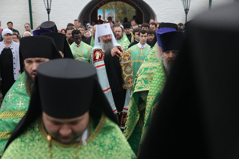 В день празднования перенесения мощей святого праведного Симеона Верхотурского Преосвященные архипастыри совершили Божественную литургию в Крестовоздвиженском соборе Верхотурья