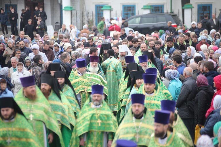 В день празднования перенесения мощей святого праведного Симеона Верхотурского Преосвященные архипастыри совершили Божественную литургию в Крестовоздвиженском соборе Верхотурья