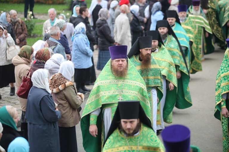 В день празднования перенесения мощей святого праведного Симеона Верхотурского Преосвященные архипастыри совершили Божественную литургию в Крестовоздвиженском соборе Верхотурья