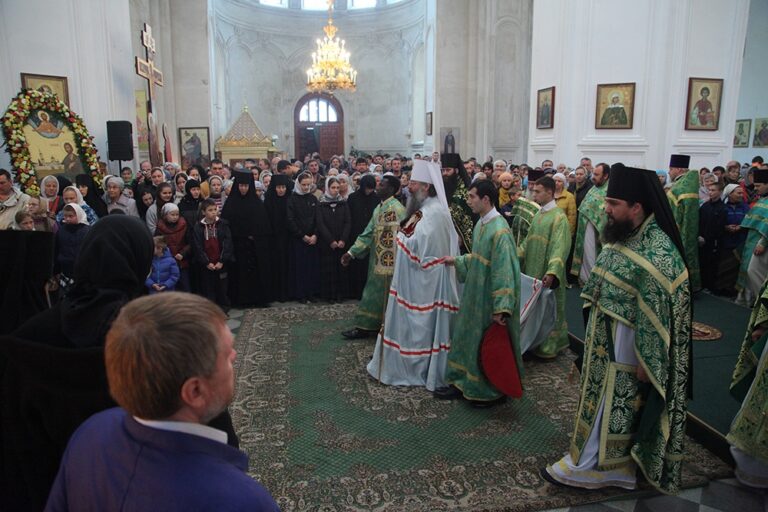 В день празднования перенесения мощей святого праведного Симеона Верхотурского Преосвященные архипастыри совершили Божественную литургию в Крестовоздвиженском соборе Верхотурья