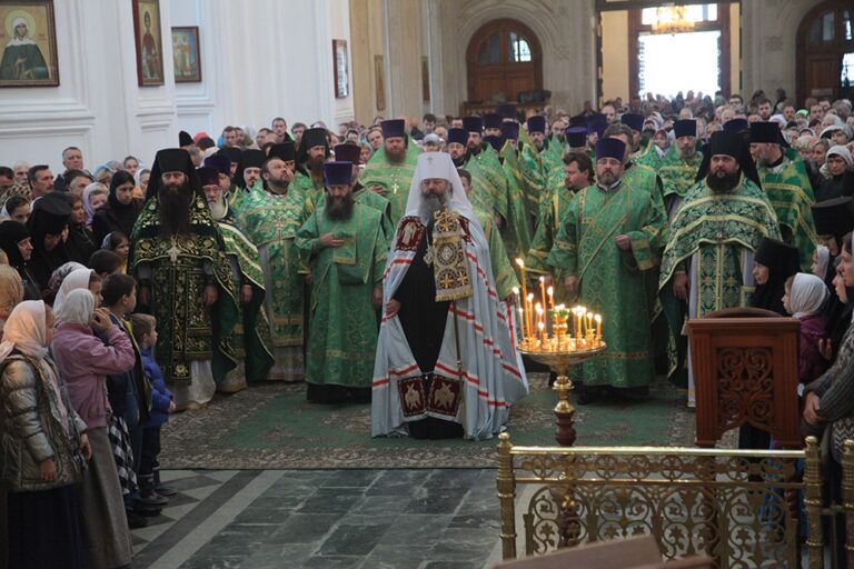В день празднования перенесения мощей святого праведного Симеона Верхотурского Преосвященные архипастыри совершили Божественную литургию в Крестовоздвиженском соборе Верхотурья