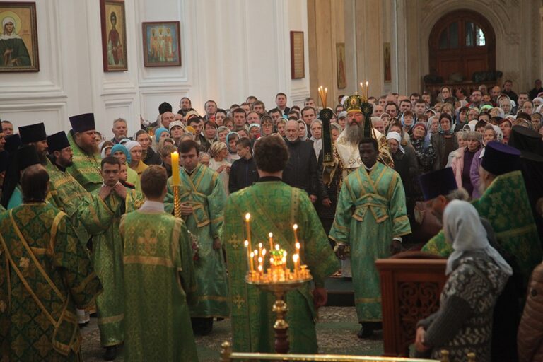 В день празднования перенесения мощей святого праведного Симеона Верхотурского Преосвященные архипастыри совершили Божественную литургию в Крестовоздвиженском соборе Верхотурья