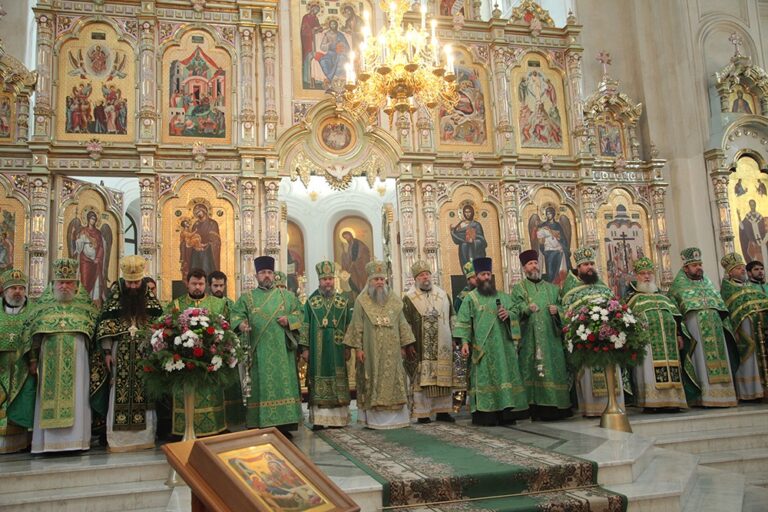 В день празднования перенесения мощей святого праведного Симеона Верхотурского Преосвященные архипастыри совершили Божественную литургию в Крестовоздвиженском соборе Верхотурья