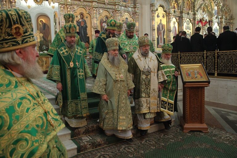В день празднования перенесения мощей святого праведного Симеона Верхотурского Преосвященные архипастыри совершили Божественную литургию в Крестовоздвиженском соборе Верхотурья