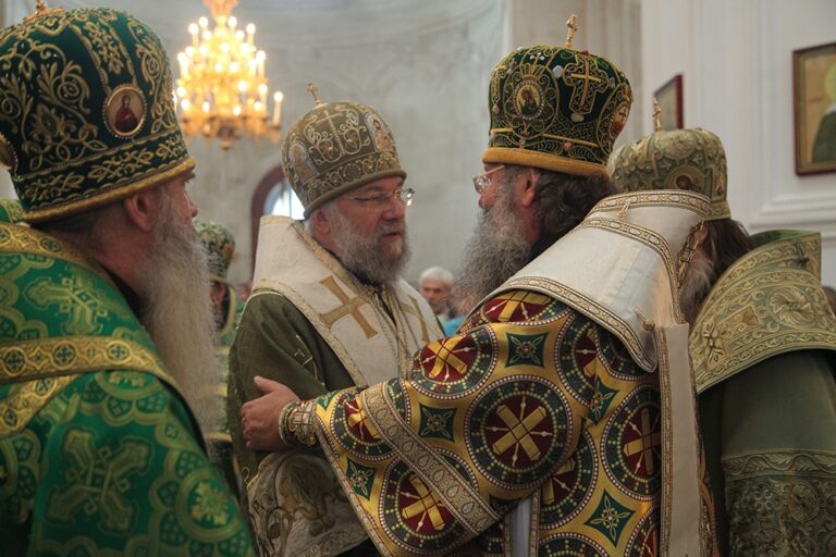 В день празднования перенесения мощей святого праведного Симеона Верхотурского Преосвященные архипастыри совершили Божественную литургию в Крестовоздвиженском соборе Верхотурья