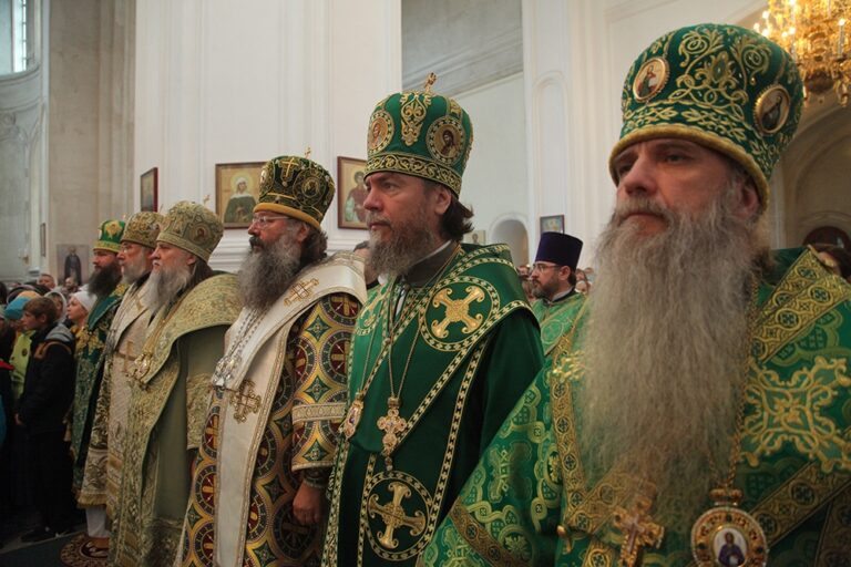 В день празднования перенесения мощей святого праведного Симеона Верхотурского Преосвященные архипастыри совершили Божественную литургию в Крестовоздвиженском соборе Верхотурья