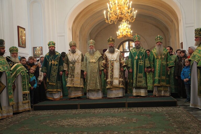 В день празднования перенесения мощей святого праведного Симеона Верхотурского Преосвященные архипастыри совершили Божественную литургию в Крестовоздвиженском соборе Верхотурья