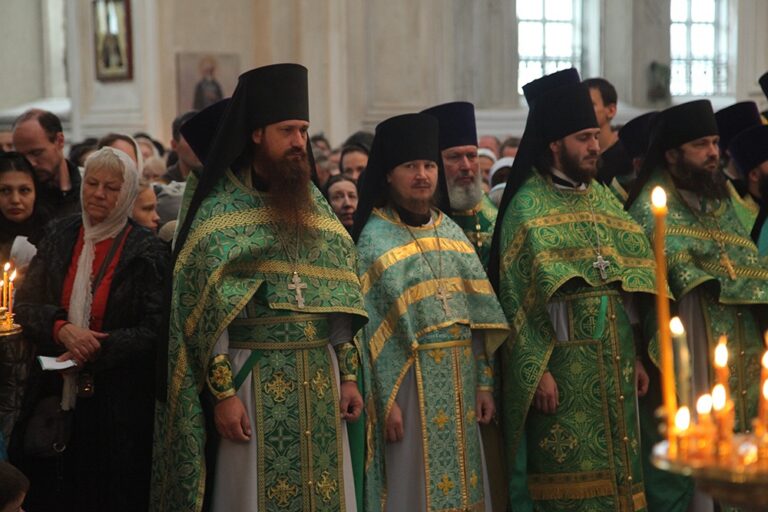 В день празднования перенесения мощей святого праведного Симеона Верхотурского Преосвященные архипастыри совершили Божественную литургию в Крестовоздвиженском соборе Верхотурья
