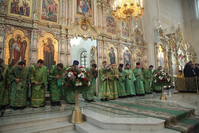 В день празднования перенесения мощей святого праведного Симеона Верхотурского Преосвященные архипастыри совершили Божественную литургию в Крестовоздвиженском соборе Верхотурья
