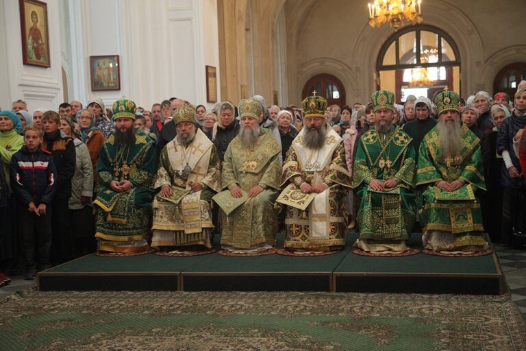 В день празднования перенесения мощей святого праведного Симеона Верхотурского Преосвященные архипастыри совершили Божественную литургию в Крестовоздвиженском соборе Верхотурья