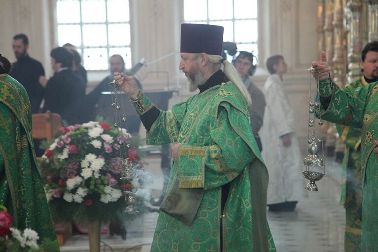 В день празднования перенесения мощей святого праведного Симеона Верхотурского Преосвященные архипастыри совершили Божественную литургию в Крестовоздвиженском соборе Верхотурья