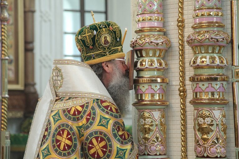 В день празднования перенесения мощей святого праведного Симеона Верхотурского Преосвященные архипастыри совершили Божественную литургию в Крестовоздвиженском соборе Верхотурья