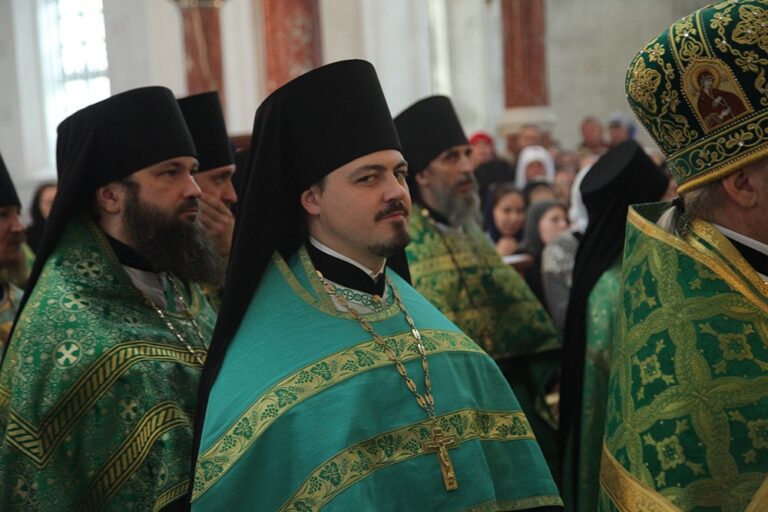 В день празднования перенесения мощей святого праведного Симеона Верхотурского Преосвященные архипастыри совершили Божественную литургию в Крестовоздвиженском соборе Верхотурья