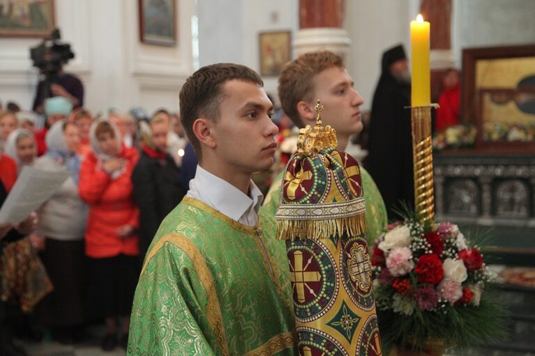 В день празднования перенесения мощей святого праведного Симеона Верхотурского Преосвященные архипастыри совершили Божественную литургию в Крестовоздвиженском соборе Верхотурья