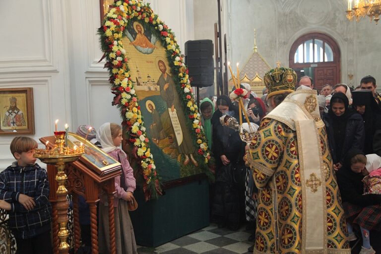 В день празднования перенесения мощей святого праведного Симеона Верхотурского Преосвященные архипастыри совершили Божественную литургию в Крестовоздвиженском соборе Верхотурья