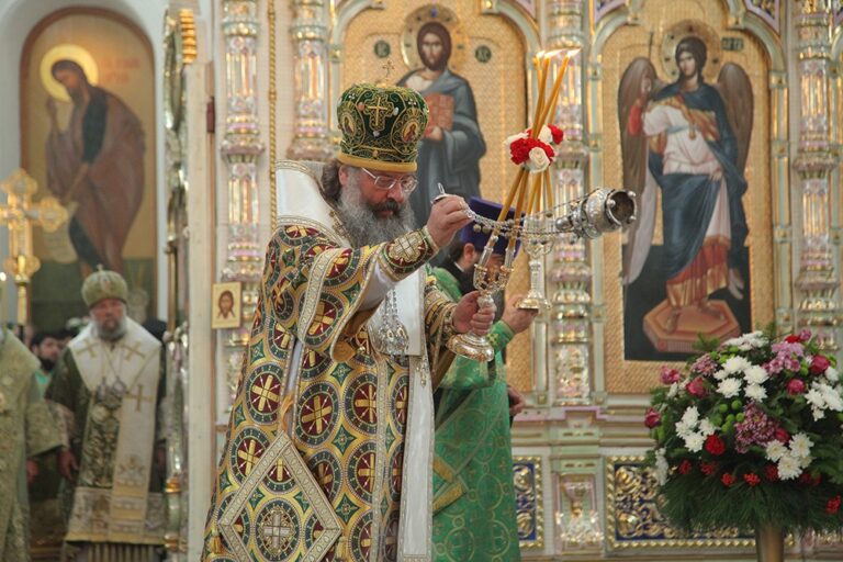 В день празднования перенесения мощей святого праведного Симеона Верхотурского Преосвященные архипастыри совершили Божественную литургию в Крестовоздвиженском соборе Верхотурья