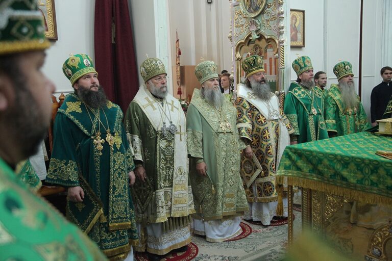 В день празднования перенесения мощей святого праведного Симеона Верхотурского Преосвященные архипастыри совершили Божественную литургию в Крестовоздвиженском соборе Верхотурья